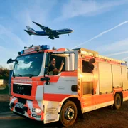 Die Feuerwache 20 zählt zu den kleinsten in Frankfurt. Sechs Männer der Berufsfeuerwehr rücken aus, wenn am Flughafen Menschen in Not sind.