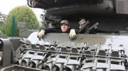 The mechanics freaks have sold a British tank and now they want to bring the steel giant to the customer. But the discarded military vehicle is not roadworthy because of a damaged clutch.