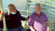 Wenn Engel reisen: v.l. Seniorenheim-Kumpels Heinz Georg Kahlenberg (75) und Walter Adamitz (78) freuen sich sichtlich über ihren Ausflug mit der Herzenswunschambulanz e.V..