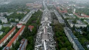 Die Autobahnüberbauung Schlangenbader Straße, genannt "die Schlange". in Berlin. Seit 2017 steht das Gebäude unter Denkmalschutz. (