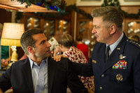 Als Brian (Bradley Cooper, l.) auf seinen alten Vorgesetzten General Dixon (Alec Baldwin, r.) trifft, ahnt er sofort, dass dieser ihm nicht gerade wohlgesonnen ist. Dennoch versucht er alles, um seinen einst guten Ruf wiederherzustellen ... Als Brian (Bradley Cooper, l.) auf seinen alten Vorgesetzten General Dixon (Alec Baldwin, r.) trifft, ahnt er sofort, dass dieser ihm nicht gerade wohlgesonnen ist. Dennoch versucht er alles, um seinen einst guten Ruf wiederherzustellen ...