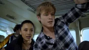 Desi Nguyen (Levy Tran, l.); Angus MacGyver (Lucas Till, r.)