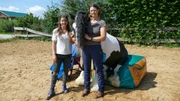 Andrea zeigt Anna (links), wie sie "Cony" beigebracht hat, sich auf Kommando hinzusetzen.