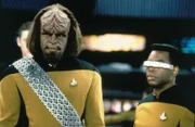 L-R: Worf (Michael Dorn) und Geordi (LeVar Burton)