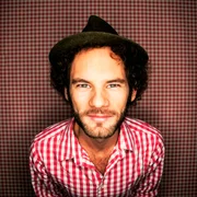 Maxi Schafroth nimmt die Zuschauer*innen im Knust in Hamburg und an den Bildschirmen mit auf eine sehr abwechslungsreiche, humorvolle Reise in seine Heimat. Dazu singt Schafroth virtuos, musikalisch unterstützt durch den Gitarristen Markus Schalk.