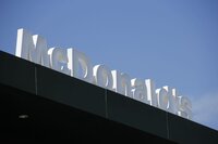 Die McDonald's Corporation ist ein US-amerikanischer Betreiber von weltweit vertretenden Schnellrestaurants und der umsatzstärkste Fast-Food-Konzern der Welt. Die McDonald's Corporation ist ein US-amerikanischer Betreiber von weltweit vertretenden Schnellrestaurants und der umsatzstärkste Fast-Food-Konzern der Welt.
