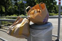 Der Anglizismus Fast Food steht in der Gastronomie für standardisierte Speisen mit einfachen Zubereitungsverfahren, die für den schnellen Verzehr gedacht sind. Als Gegensatz dazu versteht sich die in den 80er Jahren entstandene Slow-Food-Bewegung. Der Anglizismus Fast Food steht in der Gastronomie für standardisierte Speisen mit einfachen Zubereitungsverfahren, die für den schnellen Verzehr gedacht sind. Als Gegensatz dazu versteht sich die in den 80er Jahren entstandene Slow-Food-Bewegung.