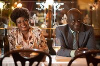 André (Pascal N’Zonzi) und seine Frau Madelaine (Salimata Kamate) reisen nach Frankreich. André (Pascal N’Zonzi) und seine Frau Madelaine (Salimata Kamate) reisen nach Frankreich.