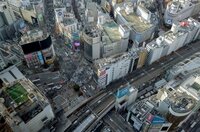 Die Shibuya-Kreuzung ist die berühmteste Kreuzung der Welt. Wenn der Tag beginnt, strömen die Menschen zu oder kommen von den Knotenpunkten, den Bahnhöfen. 4 Millionen Menschen steigen hier täglich ein oder aus.