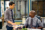 "Brooklyn Nine-Nine", "Die ausgedörrte Hülse von Raymond Holt." Jake kommt beim Bearbeiten aktueller Akten dem 'Ooolong Schlächter' auf die Spur, der zuletzt vor fünf Jahren zugeschlagen hat. Captain Pemberton will davon nichts wissen. Um eine Wette zu gewinnen, will er nur die einfachsten Fälle bearbeiten lassen. Jake startet daher heimliche Ermittlungen. Gemeinsam mit Holt und dessen Assistentin Gina begibt er sich auf eine gefährliche Verbrecherjagd.Im Bild (v.li.): Andy Samberg (Jake Peralta), Terry Crews (Terry Jefford).