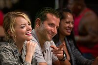 Wird der seit neuestem vom Pech verfolgte Sicherheits- und Militärberater Brian Gilcrest (Bradley Cooper, M.) an der Seite seiner charmanten und lebenslustigen Projektpartnerin Allison Ng (Emma Stone, l.) sein Lebensglück wiederfinden? Wird der seit neuestem vom Pech verfolgte Sicherheits- und Militärberater Brian Gilcrest (Bradley Cooper, M.) an der Seite seiner charmanten und lebenslustigen Projektpartnerin Allison Ng (Emma Stone, l.) sein Lebensglück wiederfinden?