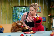Wundern sich über das Eichhörnchen: Elmo und Julia.