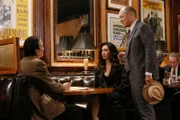 Coroner (James Hong, l.), Samar Navabi (Mozhan Marn?), Red (James Spader)