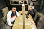 „Chez Krömer“ öffnet auch 2021 seine Tür zum Verhörraum. Der scheint gemütlicher, als er ist. Im abgewetzten Amtsstuben-Flair ist Kurt Krömer Gastgeber und Unruhefaktor zugleich. Ob absurd-naive Fragen, böser Witz oder präziser Konter: Der Gast im Verhörraum ist dem unberechenbaren Krömer ausgeliefert. - Kida Ramadan zu Gast bei Kurt Krömer.