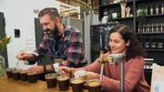 Reporterin Nagmeh testet nachhaltigen Kaffee mit Kaffeeröstmeister Erik Brockholz