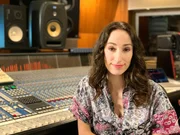 Vivian Perkovic moderiert „Pop Around - The Video Stars”, ein fünfteiliges Format, das die 3sat-Zuschauer*innen in die verrückte und bunte Welt aus fünf Jahrzehnten Musikvideoclips mitnimmt.