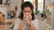 Reporterin Nagmeh genießt eine Tasse Kaffee