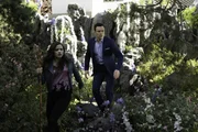 Maggie Vera (Sarah Jeffery, l.); Harry Greenwood (Rupert Evans, r.)