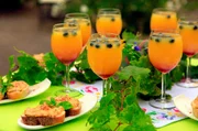 Als Begrüßungssnack serviert Maren Garten-Bruschetta mit Camembert, zum Anstoßen den selbstkreierten Drink „Lustige Landfrau".