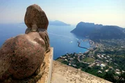 Der Blick von der berühmten Villa Axel Munthe auf den Hafen von Capri