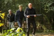 (v.l.n.r.) James MacGyver (Tate Donovan); Angus MacGyver (Lucas Till); Elliot Mason (Peter Weller)