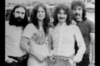 Nach seinem Bruch mit Black Sabbath verschlimmerten sich Ozzys Drogen- und Alkoholprobleme. Doch mit Hilfe einiger Kontakte aus der Musikszene startete er einen neuen Anlauf als Solokünstler.