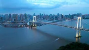 Drohenaufnahme: Rainbow Bridge während der Abenddämmerung