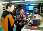 L-R: Lt. Commander Data (Brent Spiner), Dr. Farallon (Ellen Bry) und Lt. Cmdr. Geordi La Forge (LeVar  Burton)