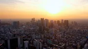 Drohenaufnahme: Sonnenuntergang in Tokio