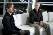 Angus MacGyver (Lucas Till, l.);  James MacGyver (Tate Donovan, r.)