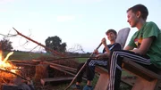 Florian (rechts) und sein Freund am Lagerfeuer.