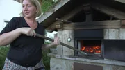 Mama Sieglinde beim Brotbacken.
