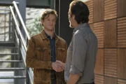 Angus McGyver (Lucas Till, l.); Russ Taylor (Henry Ian Cusick, r.)