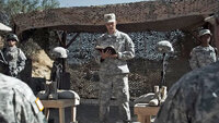 Darren (Justin Bruening, M.) ist Armee-Kaplan und haelt vor den Soldaten eine Andacht.