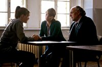 Borchert (Christian Kohlund, Mitte re.) und Dominique (Ina Paule Klink, Mitte) übernehmen die Verteidigung von Jenny (Lea Freund). Borchert (Christian Kohlund, Mitte re.) und Dominique (Ina Paule Klink, Mitte) übernehmen die Verteidigung von Jenny (Lea Freund).