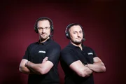Emotionen, Rivalitäten und wahre Feindschaften: Sebastian Hackl (r.) und Holger Böschen (l.) kommentieren RAW ...