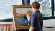 "Ausgetrickst", "Folge 8." Aushilfspersonal soll vor einer Kunstausstellung wertvolle Gemälde reinigen. Der Schock ist groß, als anstelle von Druckluft plötzlich Farbe aus der Sprühdose auf die Leinwände strömt. Beim Schlüsseldienst verhakt sich der Wohnungsschlüssel einer Studentin völlig in einem Kleiderbügel. Und ein junger Kunde erlebt erstaunt, wie sein Wechselgeld im Supermarkt auf wundersame Weise unter die Glastheke rutscht. Was keiner der Betroffenen ahnt: Magier Eric hat wieder einmal getrickst!