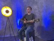 Phil kann nicht nur singen, er spielt Gitarre, Ukulele und Klavier.