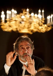 Dirigent Jordi Savall. Jordi Savall dirigiert in der Pfarrkirche Stainz drei überragende Meisterwerke barocker Chormusik von Georg Friedrich Händel, Johann Joseph Fux und Antonio Vivaldi.