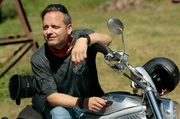 Wie wird man endlich frei? Genau das will hr-Reporter Friso Richter (Bild) herausfinden. Mit seinem Motorrad begibt er sich auf einen Roadtrip durch Hessen, um die Menschen zu finden, die ihre persönliche Freiheit leben.