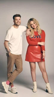 Die Moderatoren Joel Dommett und Emily Atack