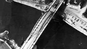 Luftaufnahme der Brücke bei Arnheim.