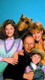 (v.li.) Lynn Tanner (Andrea Elson), Alf, Willie Tanner (Max Wright), Kate Tanner (Anne Schedeen) und Brian Tanner (Benji Gregory, vorne)