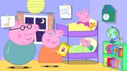 Peppas Eltern (l.) lesen den Kindern eine Geschichte vor. Da fällt Peppa auf, dass sie ein ausgeliehenes Buch dringend in die Bücherei zurückbringen muss.