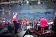 Diesmal bei den Heimatsound Concerts: Pam Pam Ida aus Ingolstadt. Beim fünften Heimatsound-Festival begeisterten die sechs Jungs unterstützt vom Silberfischorchester das Publikum im Passionstheater.