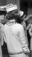 Foto von Romy Schneider (r.) und Chanel bei einer Hutprobe.  Die Verwendung des sendungsbezogenen Materials ist nur mit dem Hinweis und Verlinkung auf TVNOW gestattet.