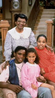 NUR FÜR DEN PILOT!!! 1. Staffel: (v.l.): Estelle Winslow (Rosetta LeNoire) und ihre Enkel Eddie (Darius McCrary), Judy (Valerie Jones) und Laura (Kellie Shanygne Williams)