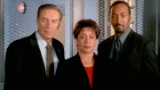 In dem amerikanischen Krimi-Klassiker "Law & Order" kämpfen die Detectives Lennie Briscoe (Jerry Orbach, li.), Eddie Green (Jesse L. Martin) und Lt. Anita Van Buren (S. Epatha Merkerson) gegen Unterwelt-Skandale, korrupte Politiker, gegen Rassismus, Vergewaltigungen oder Gewalt in zerrütteten Familien.