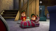 Alvin (l.) verpackt seinen Doppelgänger ordentlich im Bett, damit er wenigstens für eine Nacht Ruhe vor ihm hat.
