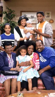 NUR FÜR DEN PILOT!!! 1. Staffel: (hi.v.l.): Laura (Kellie Shanygne Williams), Rachel (Telma Hopkins) mit Richie und Eddie (Darius McCrary); (vo.v.l.): Estelle (Rosetta LeNoir), Judy (Valery Jones), Harriette (JoMarie Payton) und Carl (Reginald VelJohnson).